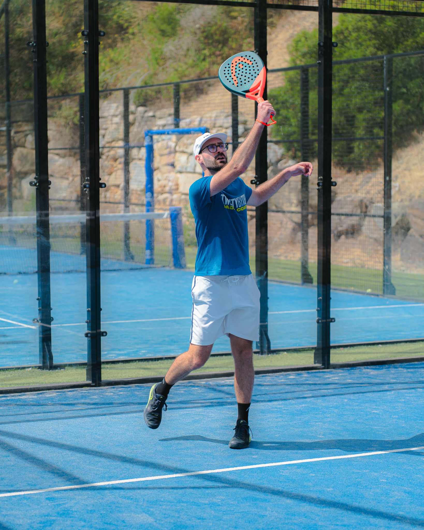 Damien Artance en action sur une piste de padel
