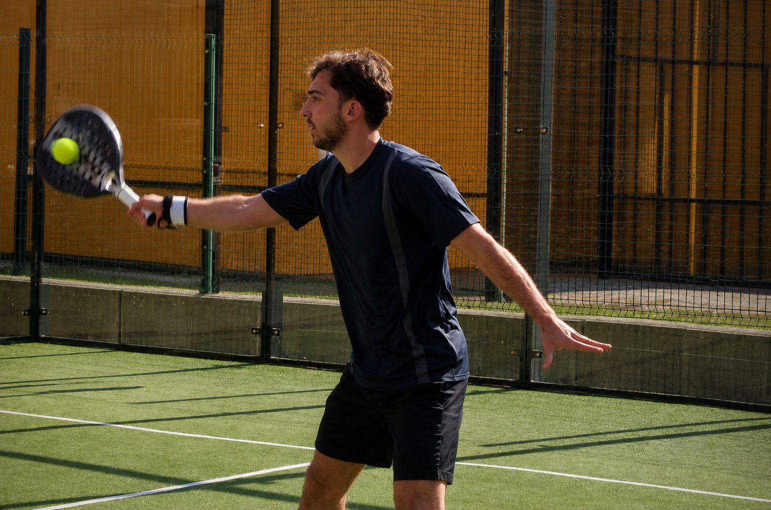 Julien Bauchiero en action sur une piste de padel